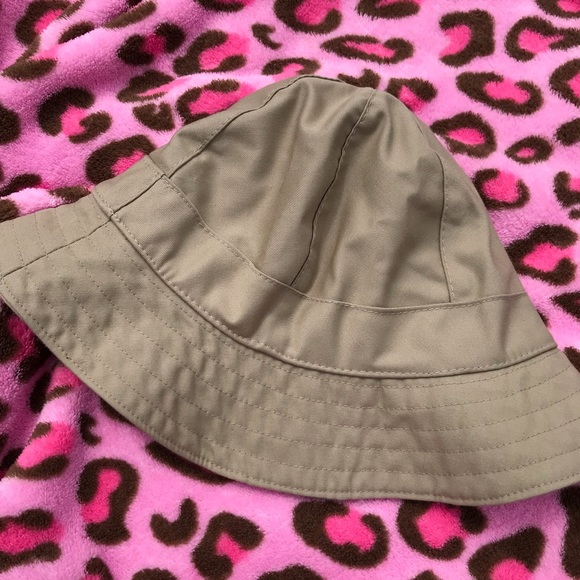 BURBERRY BUCKET HAT - Picture 1 of 4